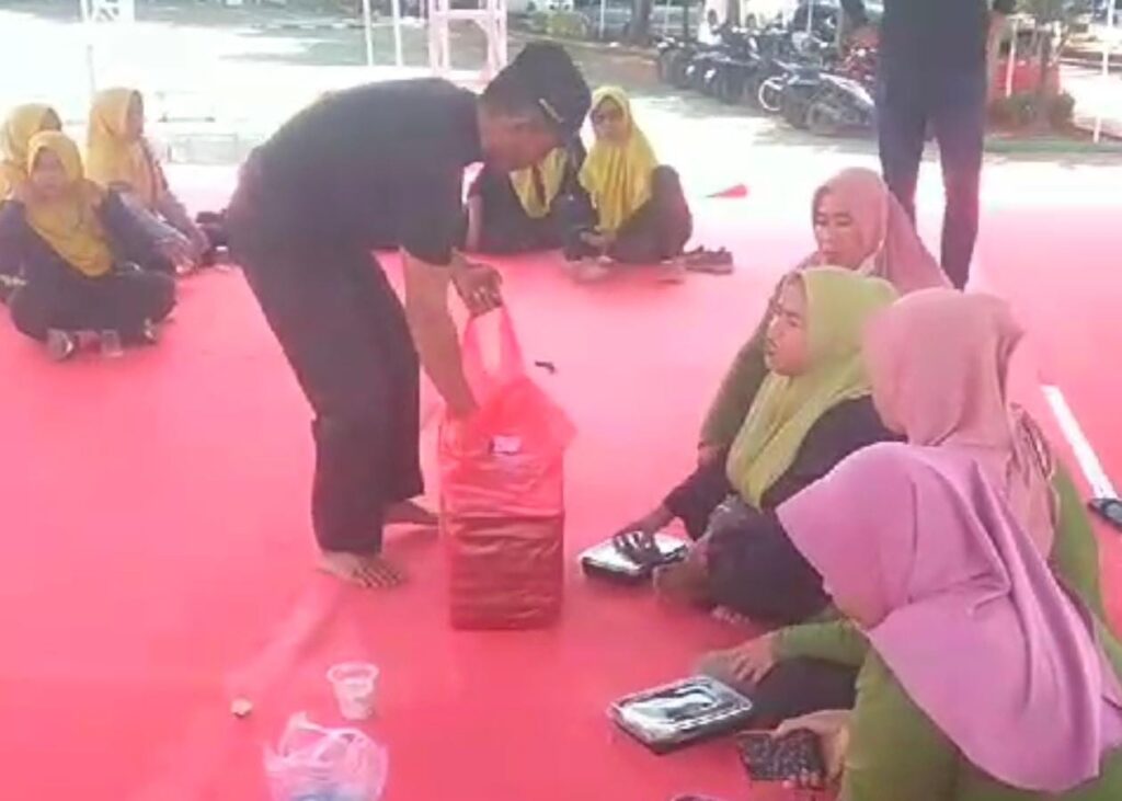 "Puluhan Nasi Kotak Dibagikan Tim Reaksi dalam Jumat Berkah di Rumah Dinas Bupati"