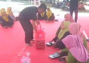 "Puluhan Nasi Kotak Dibagikan Tim Reaksi dalam Jumat Berkah di Rumah Dinas Bupati"