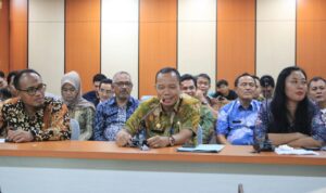 Kepala BKPSDM Kabupaten Bekasi, Endin Samsudin, menghadiri rapat gabungan Komisi bersama perangkat daerah terkait pelantikan PPPK Tahun 2024 Tahap 1 di Gedung DPRD Kabupaten Bekasi, Kamis (13/3/2025).