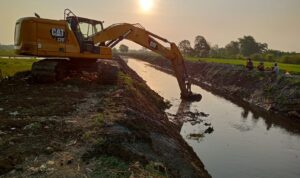 Proses Normalisasi Sungai di Kabupaten Bekasi.