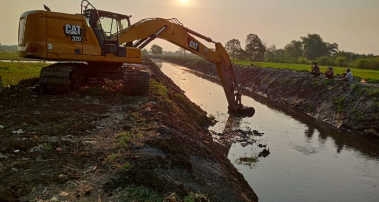 Proses Normalisasi Sungai di Kabupaten Bekasi.
