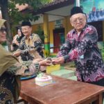 Meski sederhana, peringatan HUT tetap sarat nilai kebersamaan dan kekeluargaan.