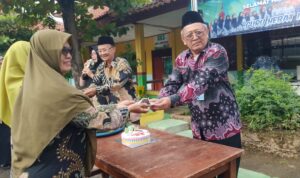 Meski sederhana, peringatan HUT tetap sarat nilai kebersamaan dan kekeluargaan.