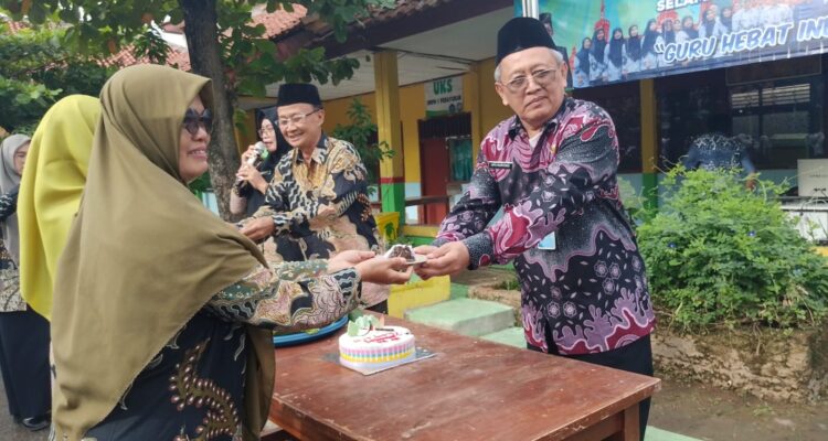 Meski sederhana, peringatan HUT tetap sarat nilai kebersamaan dan kekeluargaan.