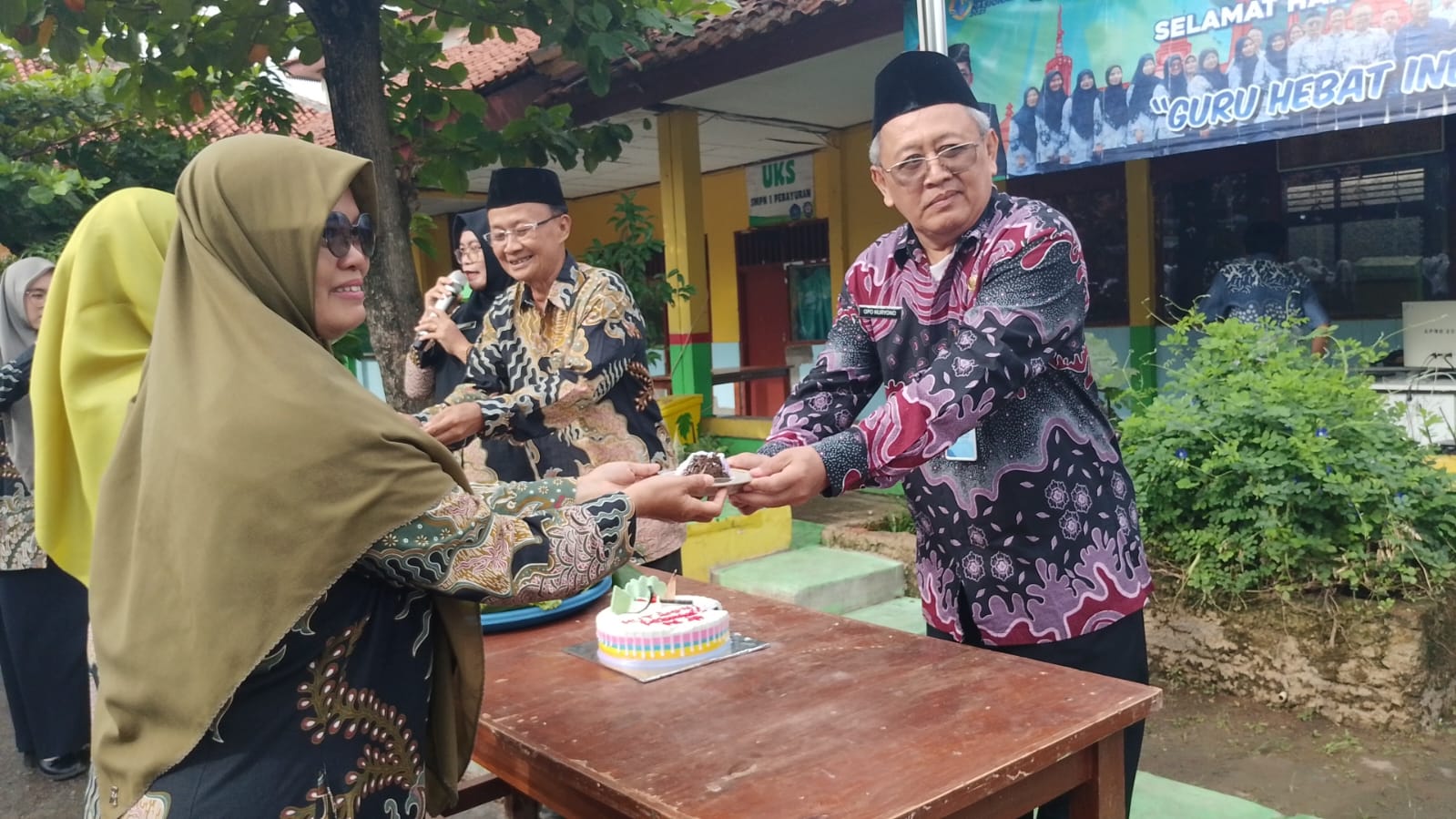 Meski sederhana, peringatan HUT tetap sarat nilai kebersamaan dan kekeluargaan.