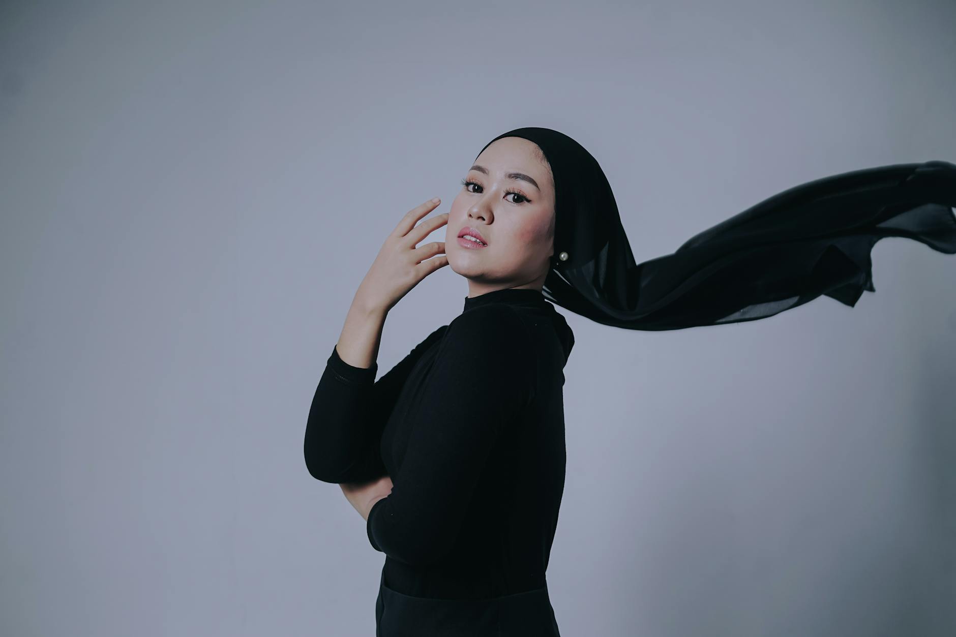 Gambar artis viral hari ini dengan penampilan yang memukau dan gaya yang trendi membuatnya menjadi perbincangan hangat di media sosial