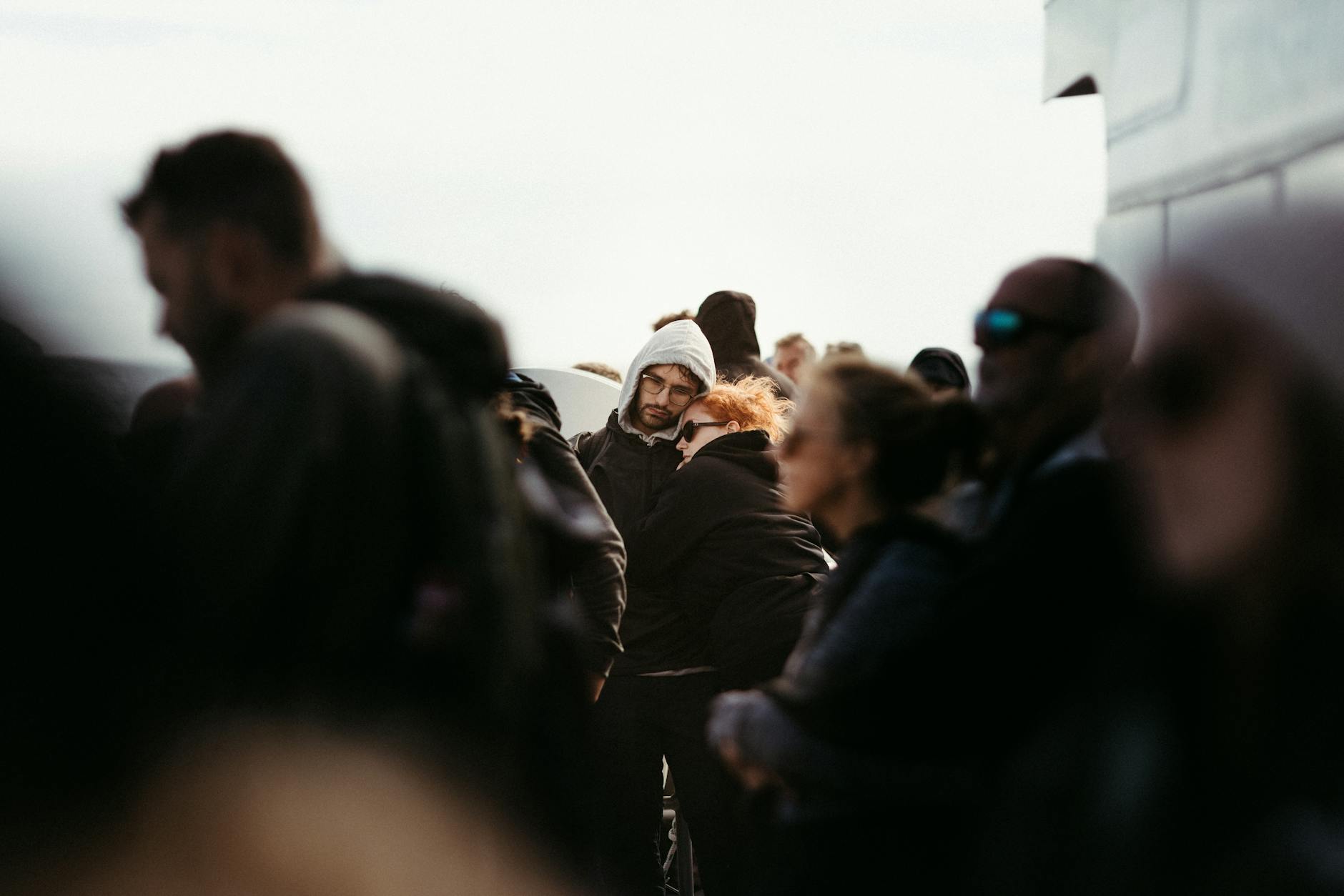 Gambar menampilkan headline terbaru berita viral hari ini dengan foto yang menarik perhatian pembaca