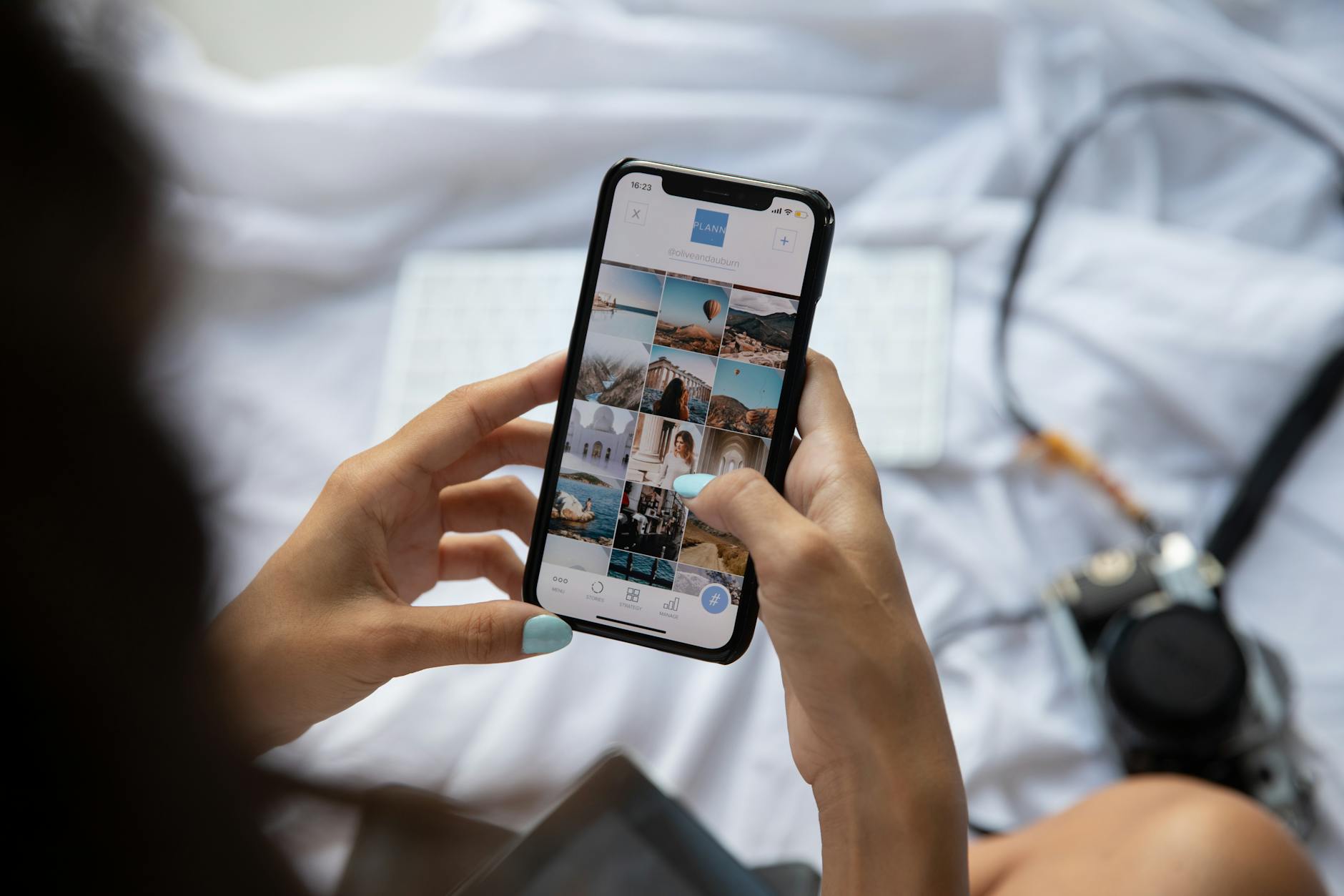 Foto influencer Indonesia terbaru dengan gaya dan penampilan yang stylish serta inspiratif menjadi sorotan publik saat ini