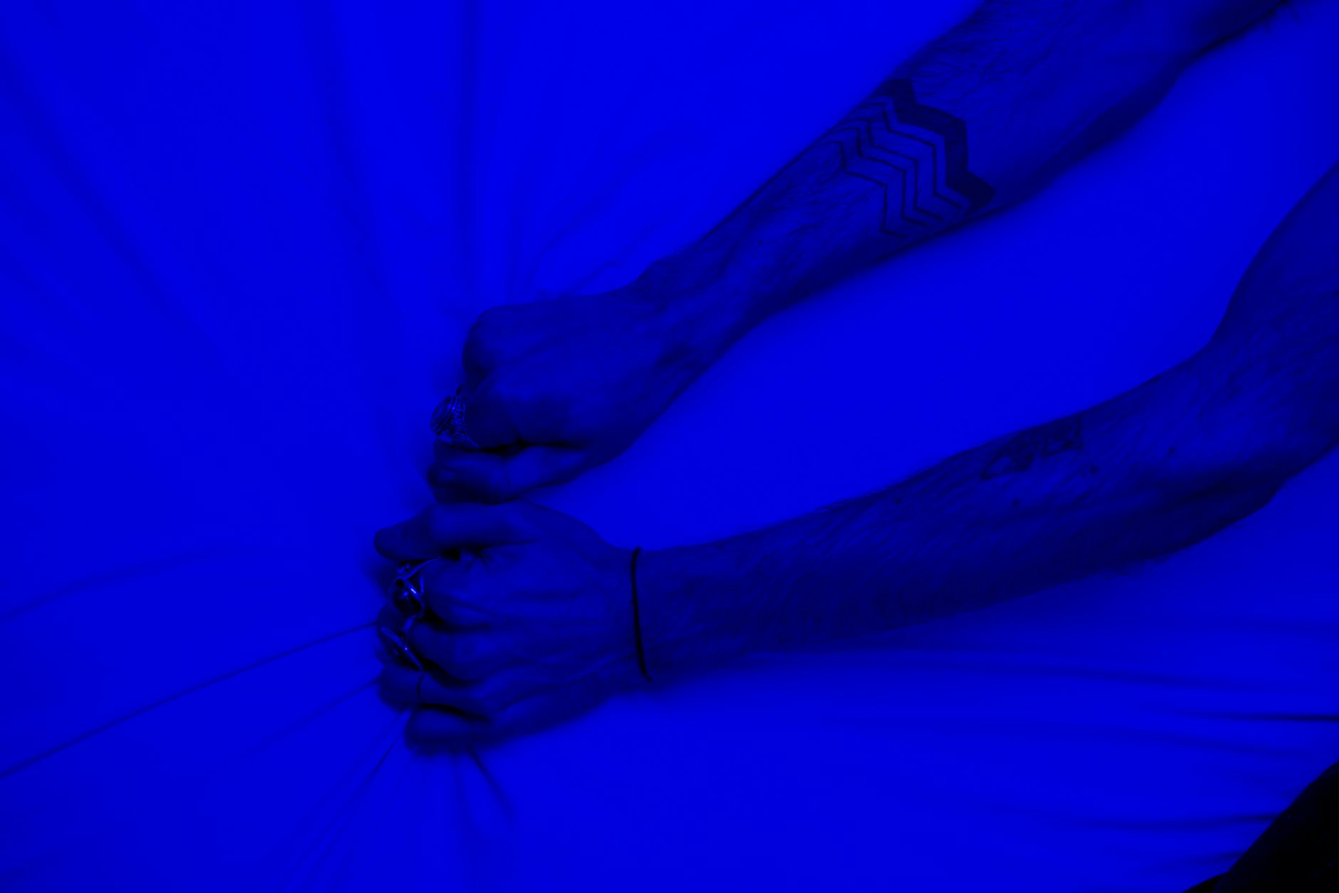 Ilustrasi menampilkan proses penelusuran yang mengungkap fakta sebenarnya dalam investigasi.