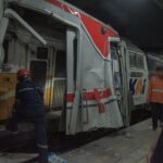 Petugas mengamati lokomotif yang masuk ke dalam gerbong KRL Commuterline akibat tabrakan di Stasiun Bekasi Timur, Bekasi, Jawa Barat, Selasa (28/4/2026). Hingga menjelang dini hari, Basarnas masih berusaha mengevakuasi penumpang KRL yang terjepit akibat tabrakan KRL Commuterline dengan KA Argo Bromo Anggrek di Stasiun Bekasi Timur, Bekasi, Jawa Barat, pada Senin (27/4/2026). ANTARA FOTO/Paramayuda/rwa.(Paramayuda)