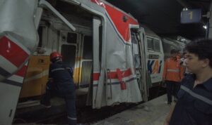 Petugas mengamati lokomotif yang masuk ke dalam gerbong KRL Commuterline akibat tabrakan di Stasiun Bekasi Timur, Bekasi, Jawa Barat, Selasa (28/4/2026). Hingga menjelang dini hari, Basarnas masih berusaha mengevakuasi penumpang KRL yang terjepit akibat tabrakan KRL Commuterline dengan KA Argo Bromo Anggrek di Stasiun Bekasi Timur, Bekasi, Jawa Barat, pada Senin (27/4/2026). ANTARA FOTO/Paramayuda/rwa.(Paramayuda)