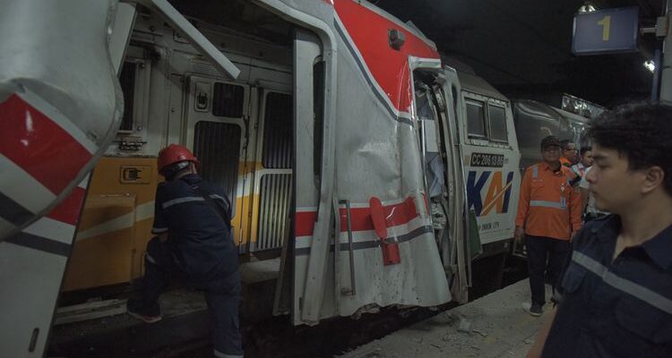 Petugas mengamati lokomotif yang masuk ke dalam gerbong KRL Commuterline akibat tabrakan di Stasiun Bekasi Timur, Bekasi, Jawa Barat, Selasa (28/4/2026). Hingga menjelang dini hari, Basarnas masih berusaha mengevakuasi penumpang KRL yang terjepit akibat tabrakan KRL Commuterline dengan KA Argo Bromo Anggrek di Stasiun Bekasi Timur, Bekasi, Jawa Barat, pada Senin (27/4/2026). ANTARA FOTO/Paramayuda/rwa.(Paramayuda)