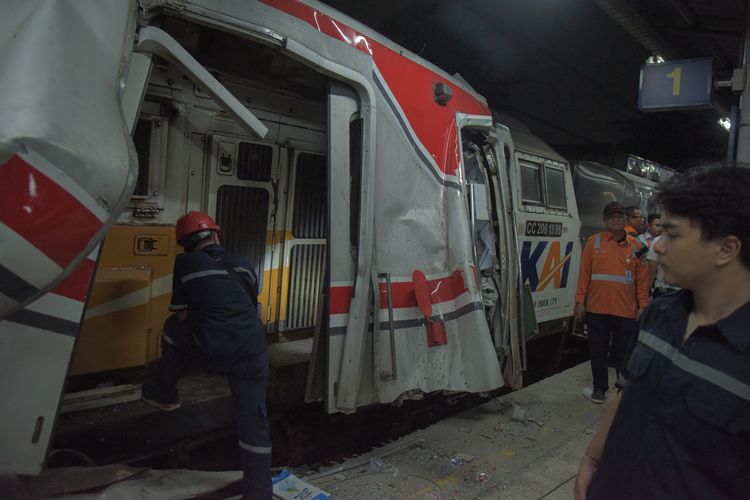Petugas mengamati lokomotif yang masuk ke dalam gerbong KRL Commuterline akibat tabrakan di Stasiun Bekasi Timur, Bekasi, Jawa Barat, Selasa (28/4/2026). Hingga menjelang dini hari, Basarnas masih berusaha mengevakuasi penumpang KRL yang terjepit akibat tabrakan KRL Commuterline dengan KA Argo Bromo Anggrek di Stasiun Bekasi Timur, Bekasi, Jawa Barat, pada Senin (27/4/2026). ANTARA FOTO/Paramayuda/rwa.(Paramayuda)