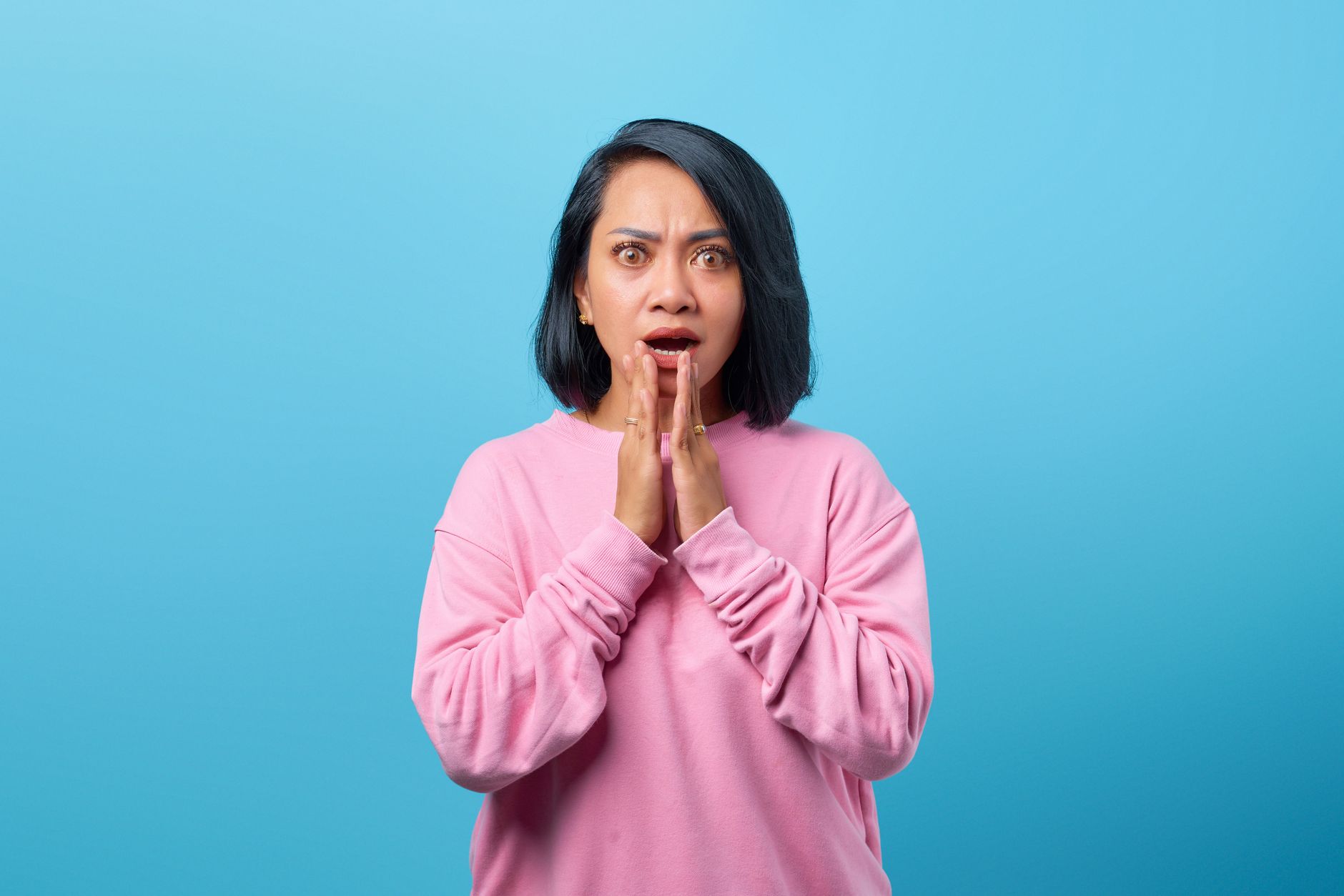 Sekelompok orang dengan ekspresi terkejut, mata terbuka lebar dan mulut terbuka, mengekspresikan kejutan bersama.