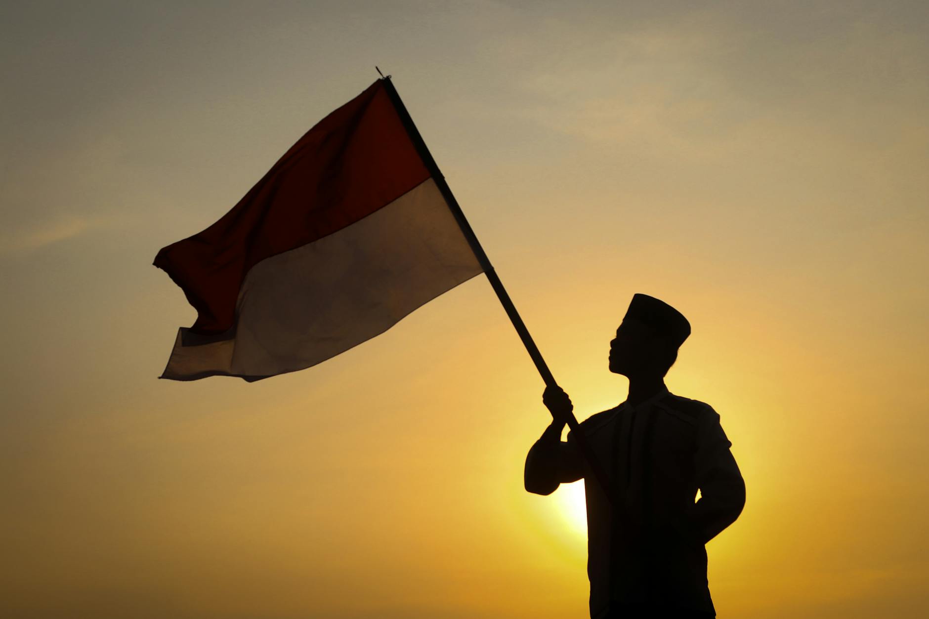 Poster pemilu Indonesia terbaru 2024 menampilkan logo resmi, tanggal pemungutan suara, dan simbol partai politik.