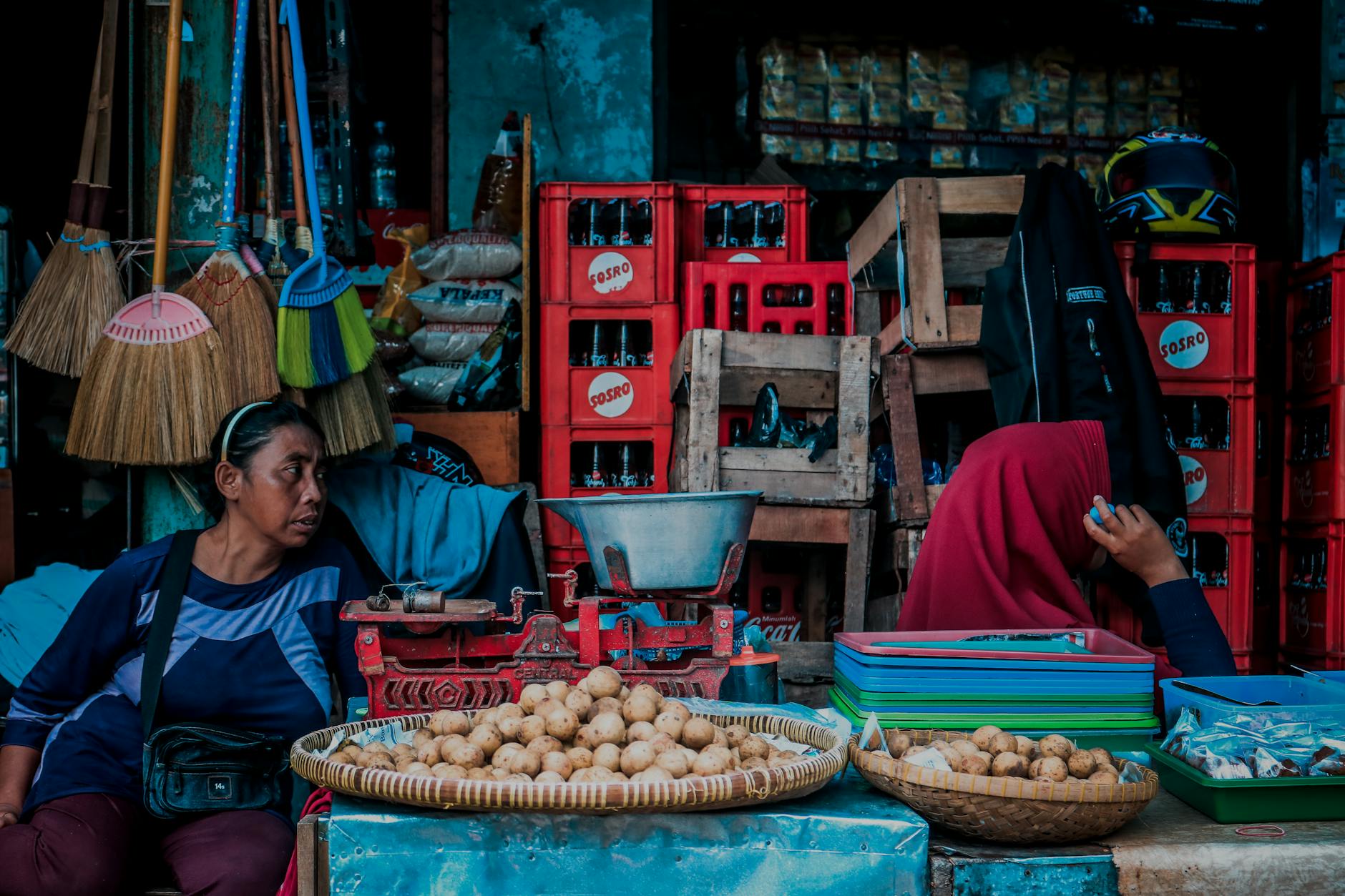 Grafik harga sembako hari ini menampilkan perubahan harga beras, gula, minyak, dan telur di pasar lokal.