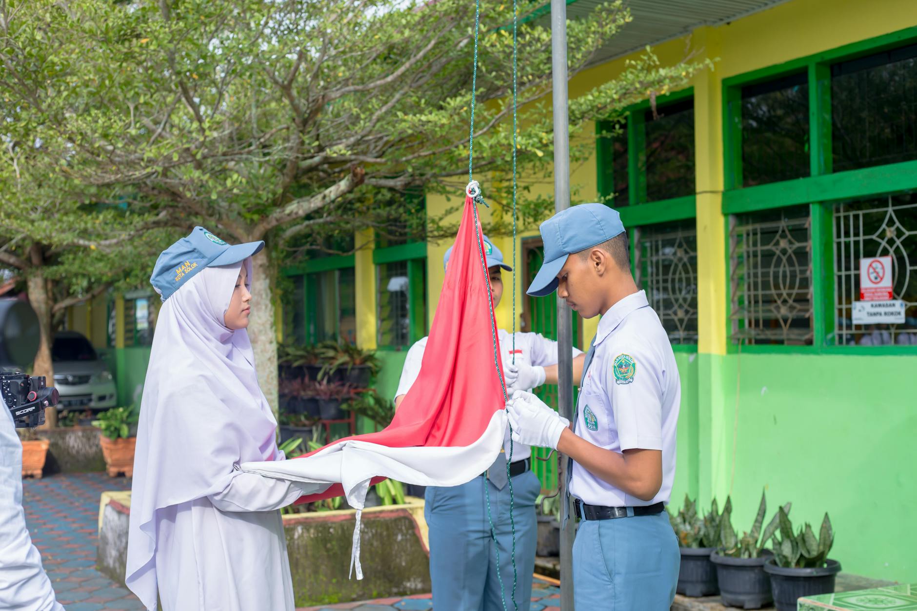 Gambar memperlihatkan peristiwa menghebohkan hari ini yang memicu kehebohan di media sosial
