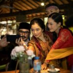 Poster drama artis terbaru menampilkan bintang ternama dalam adegan emosional penuh intrik