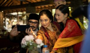 Poster drama artis terbaru menampilkan bintang ternama dalam adegan emosional penuh intrik