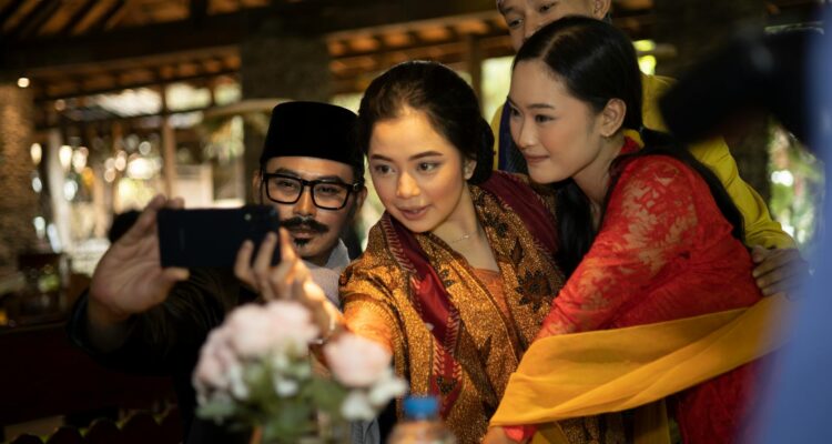 Poster drama artis terbaru menampilkan bintang ternama dalam adegan emosional penuh intrik