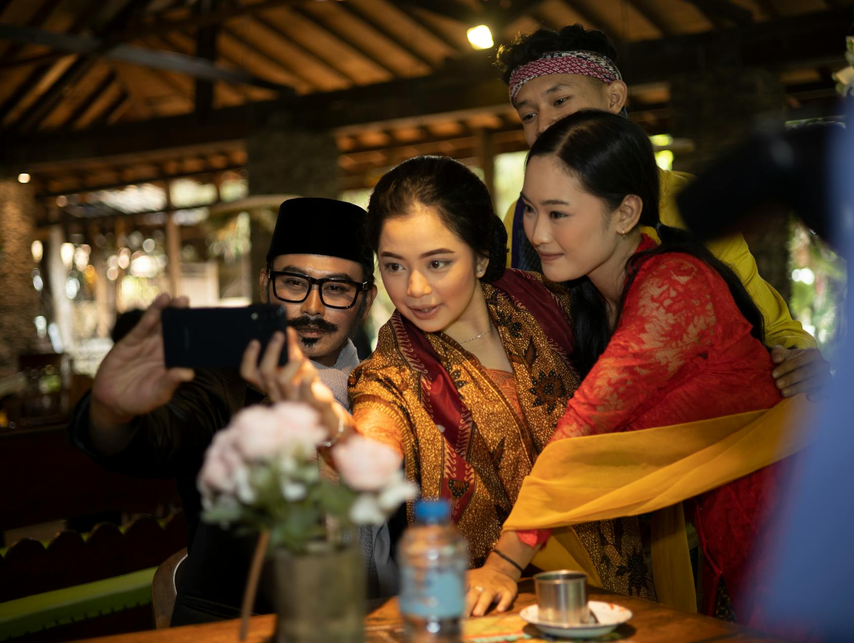 Poster drama artis terbaru menampilkan bintang ternama dalam adegan emosional penuh intrik