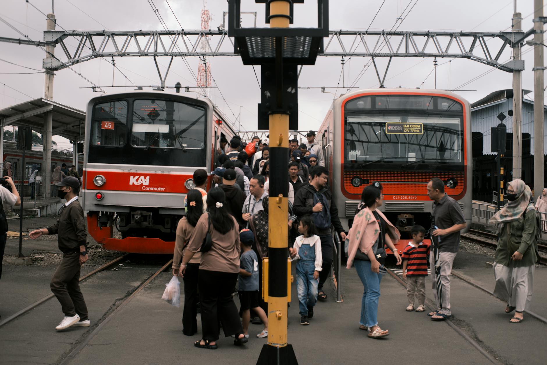 Gambar menampilkan headline kabar terbaru Indonesia hari ini dengan visual berita terkini