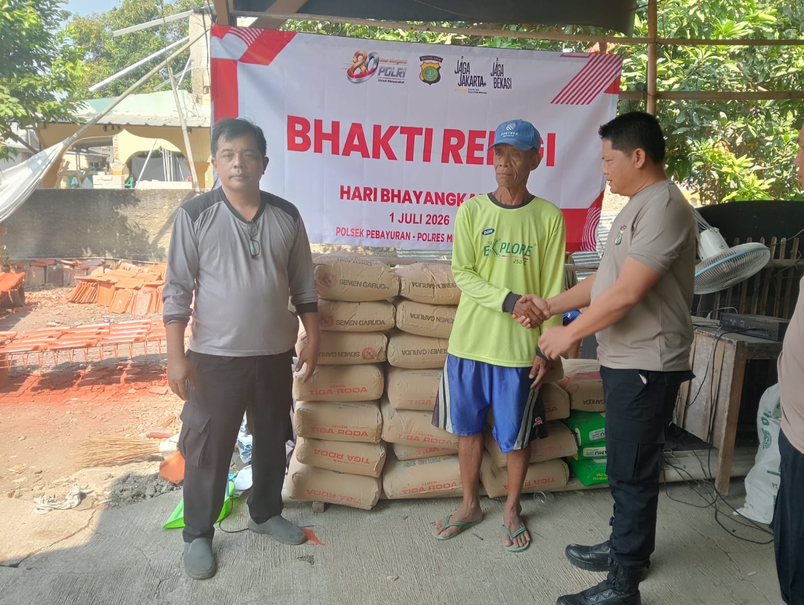 Sambut Hari Bhayangkara ke-80, Polsek Pebayuran Gelar Bhakti Religi dan Bantu Pembangunan Mushola Al-Hikmah
