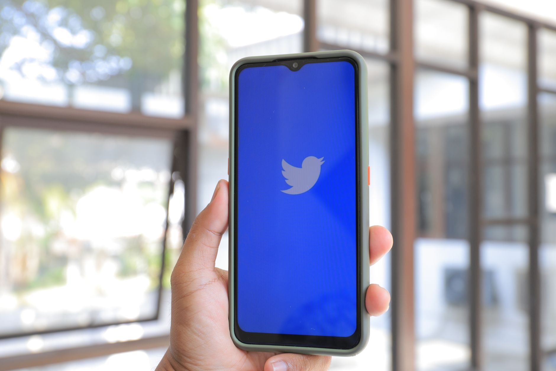 Thumbnail video viral Twitter terbaru yang sedang tren, menampilkan momen lucu dan menghibur.