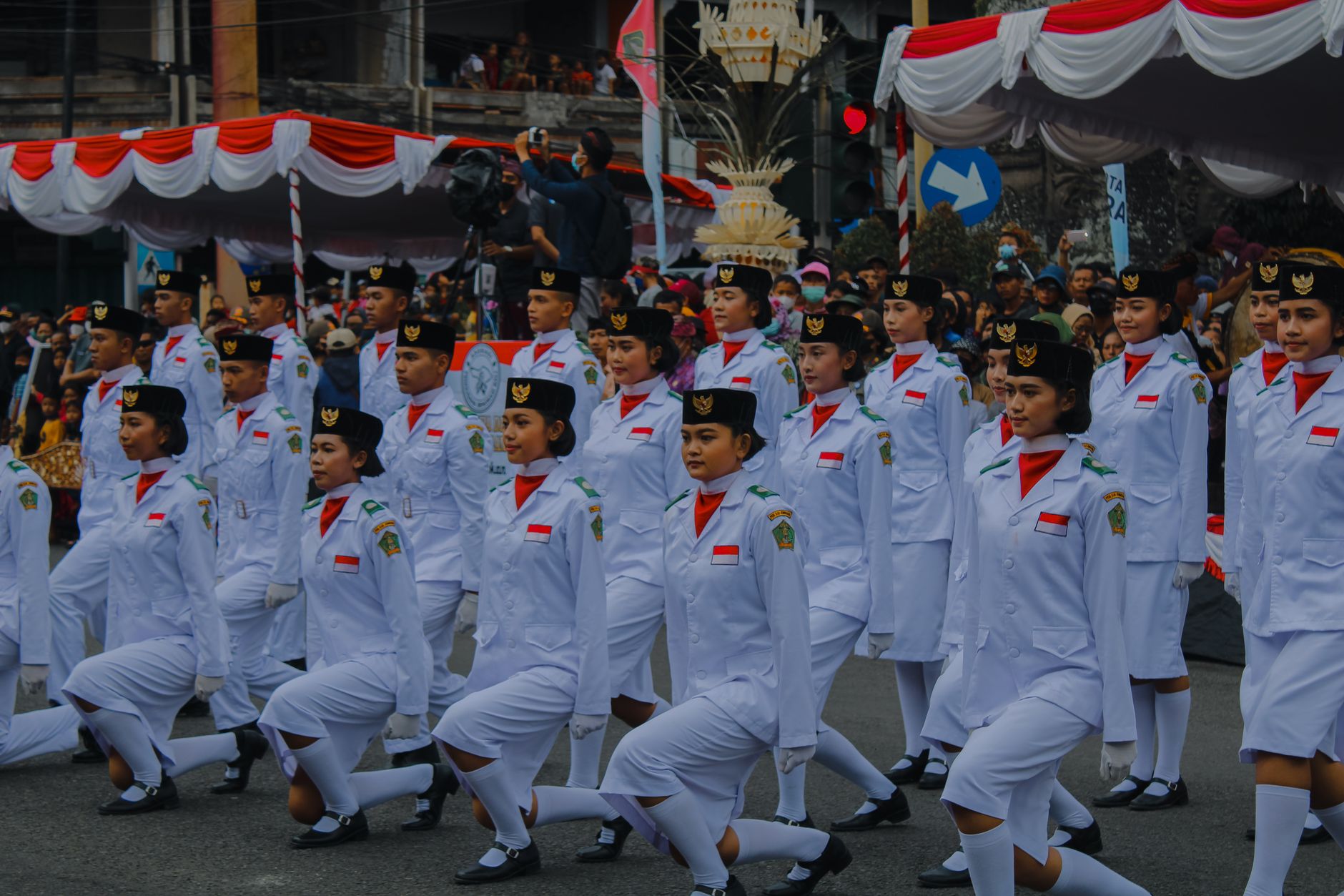 Grafik hasil pemilu Indonesia 2024 menampilkan persentase suara tiap partai secara real time
