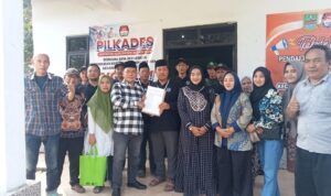 Diantar Ratusan Pendukung, Riky Rucdiana Sudrajat Resmi Daftar sebagai Bakal Calon Kepala Desa Lenggahjaya Diantar Ratusan Pendukung, Riky Rucdiana Sudrajat Resmi Daftar sebagai Bakal Calon Kepala Desa Lenggahjaya