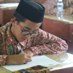Ilustrasi anak-anak belajar dengan gembira di sekolah sambil memegang buku dan pensil warna