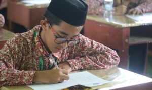 Ilustrasi anak-anak belajar dengan gembira di sekolah sambil memegang buku dan pensil warna