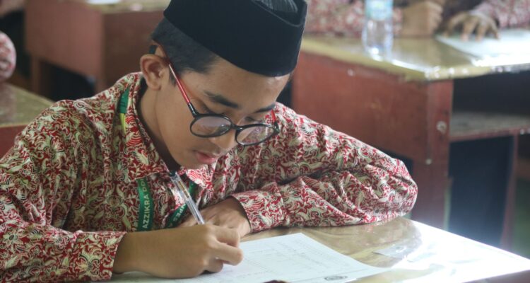 Ilustrasi anak-anak belajar dengan gembira di sekolah sambil memegang buku dan pensil warna