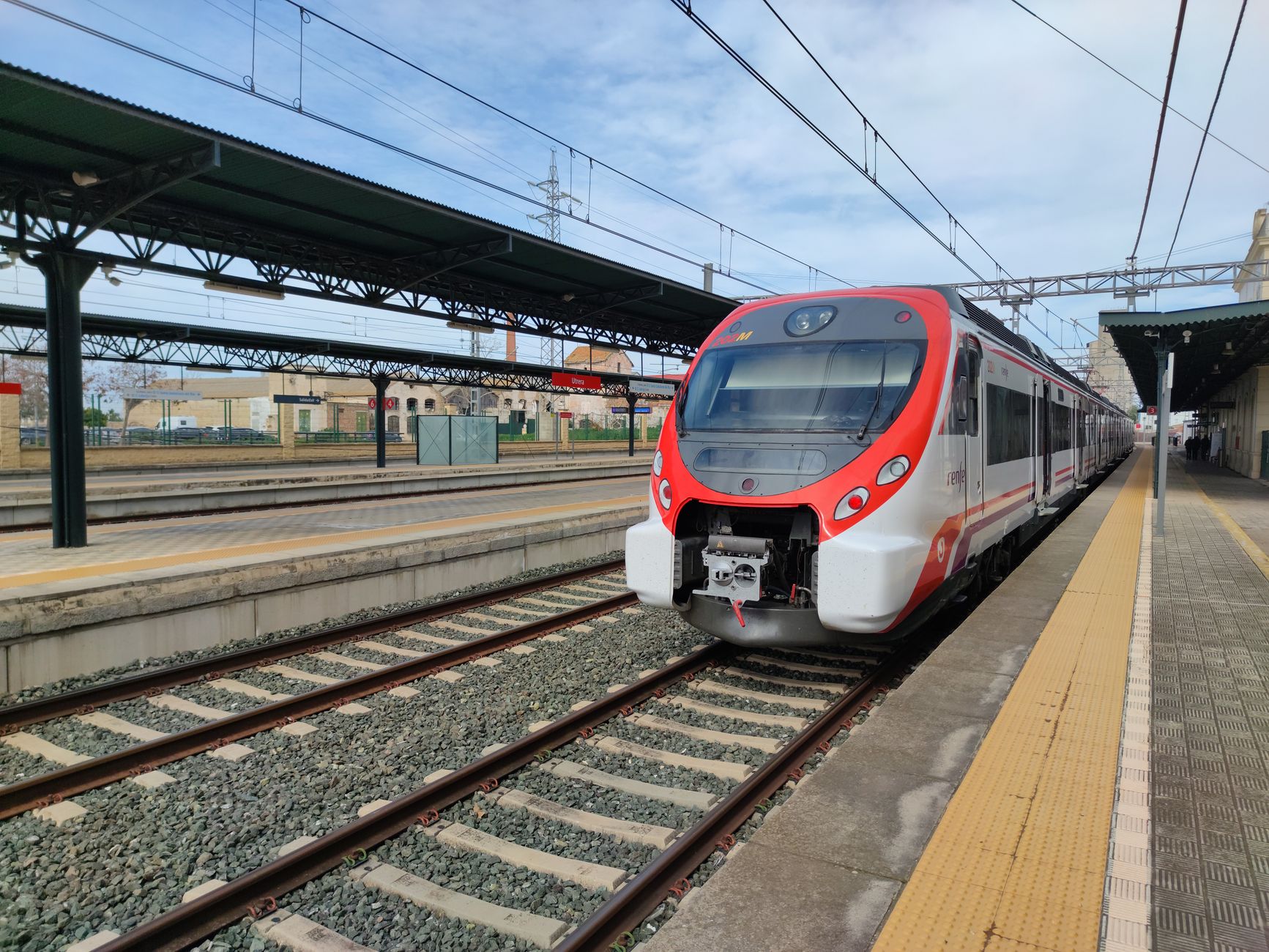 Ilustrasi tren digital 2026 menampilkan AI cerdas, IoT terintegrasi, dan metaverse interaktif dalam satu layar futuri...