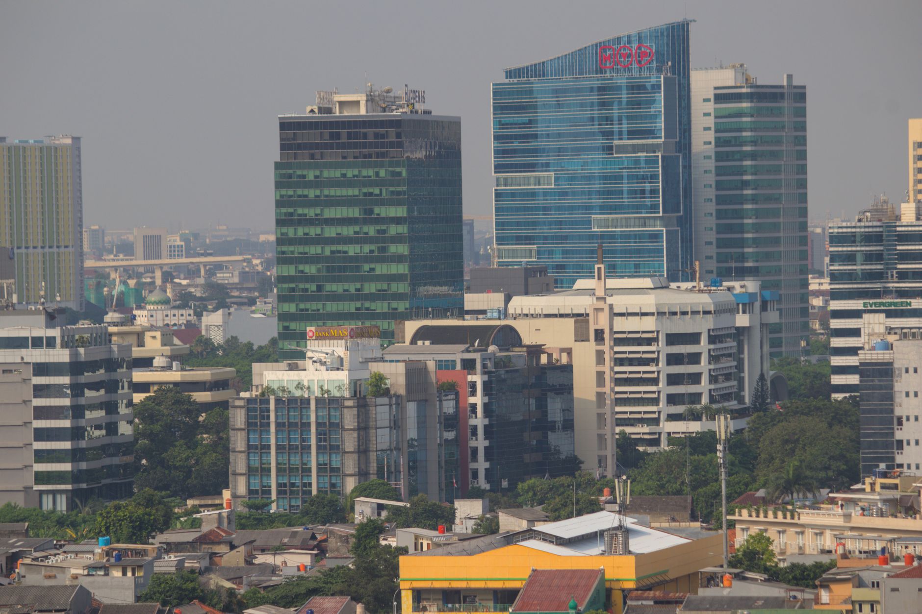 Grafik menunjukkan tren pertumbuhan ekonomi Indonesia 2024 dengan inflasi menurun dan investasi meningkat