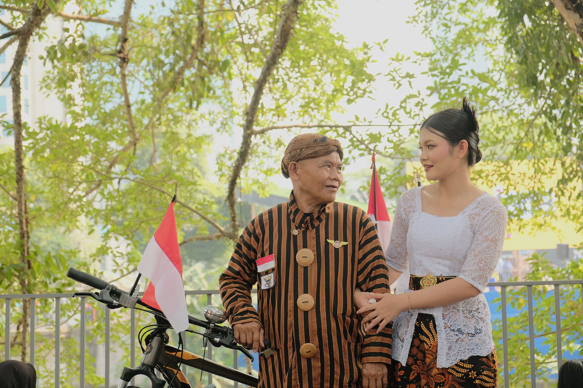 Foto terbaru Presiden memberikan sambutan dalam konferensi pers, menyoroti kebijakan ekonomi dan keamanan nasional