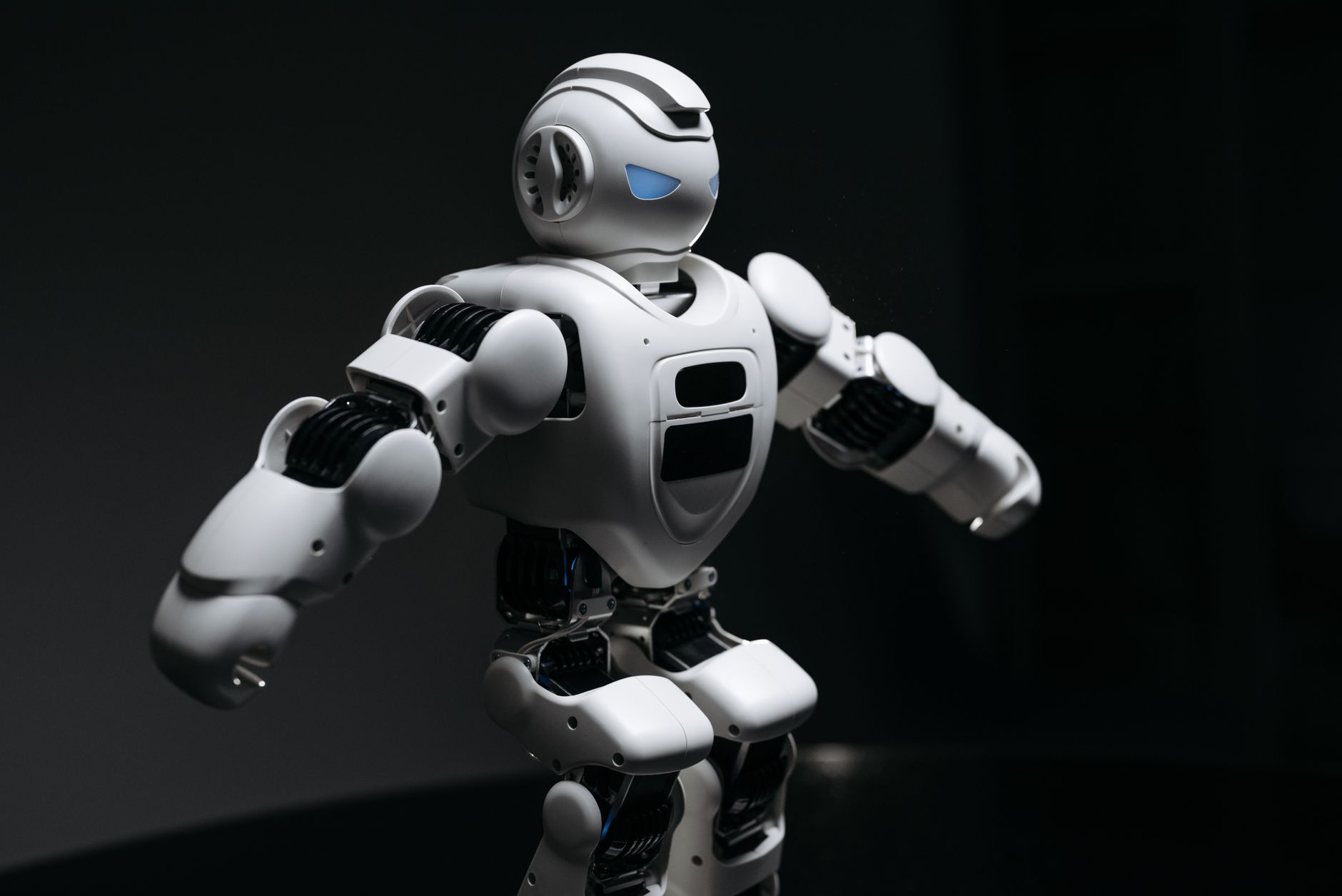 Ilustrasi AI terbaru 2026 dengan antarmuka futuristik, robot pintar, dan data analytics canggih.