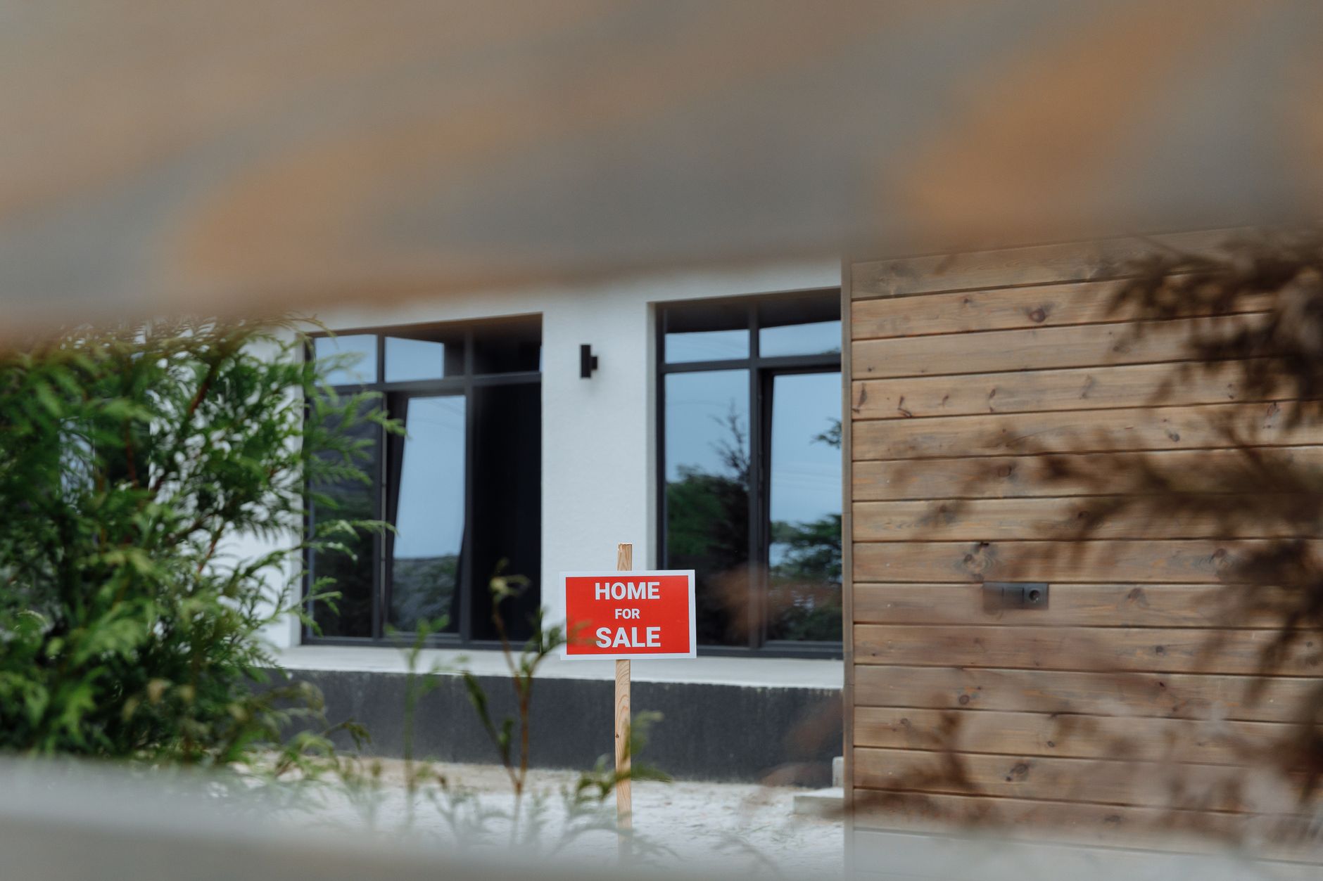 Properti hunian mewah dengan desain modern di kawasan elite perkotaan