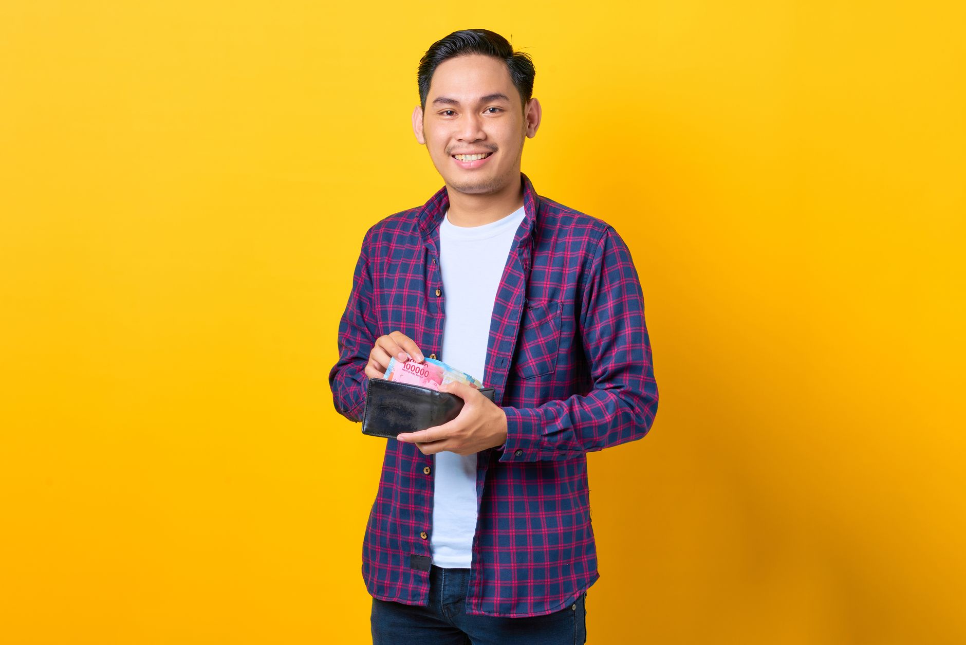 Ilustrasi pinjaman online dengan laptop, uang tunai, dan sertifikat di atas meja kerja