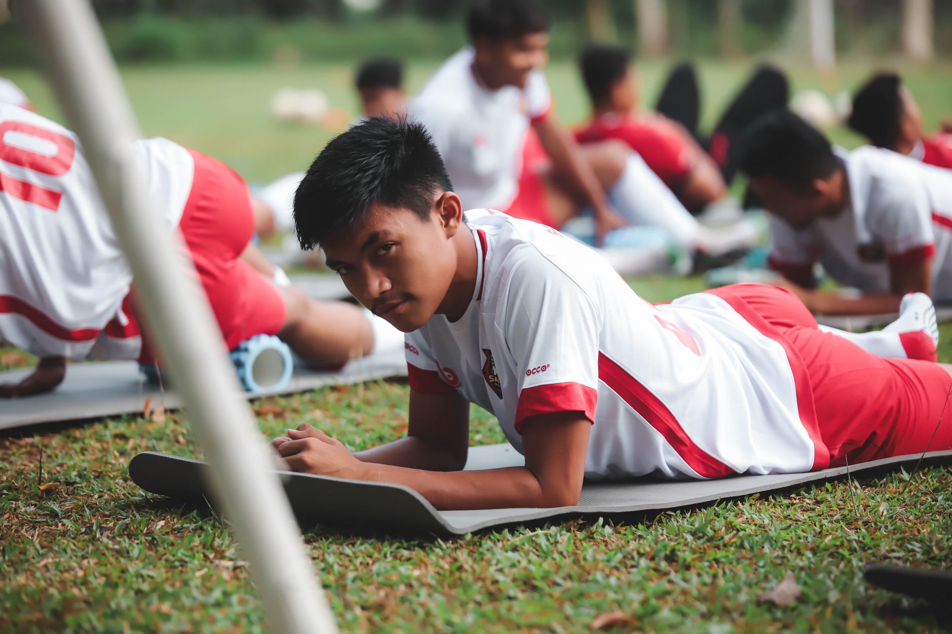 Olahraga sehat dengan berlari, bersepeda, atau berenang di alam terbuka untuk kebugaran tubuh.