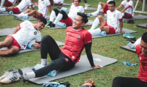 Orang berlari di trek pagi dengan semangat, menampilkan kebugaran dan kebersamaan dalam aktivitas olahraga