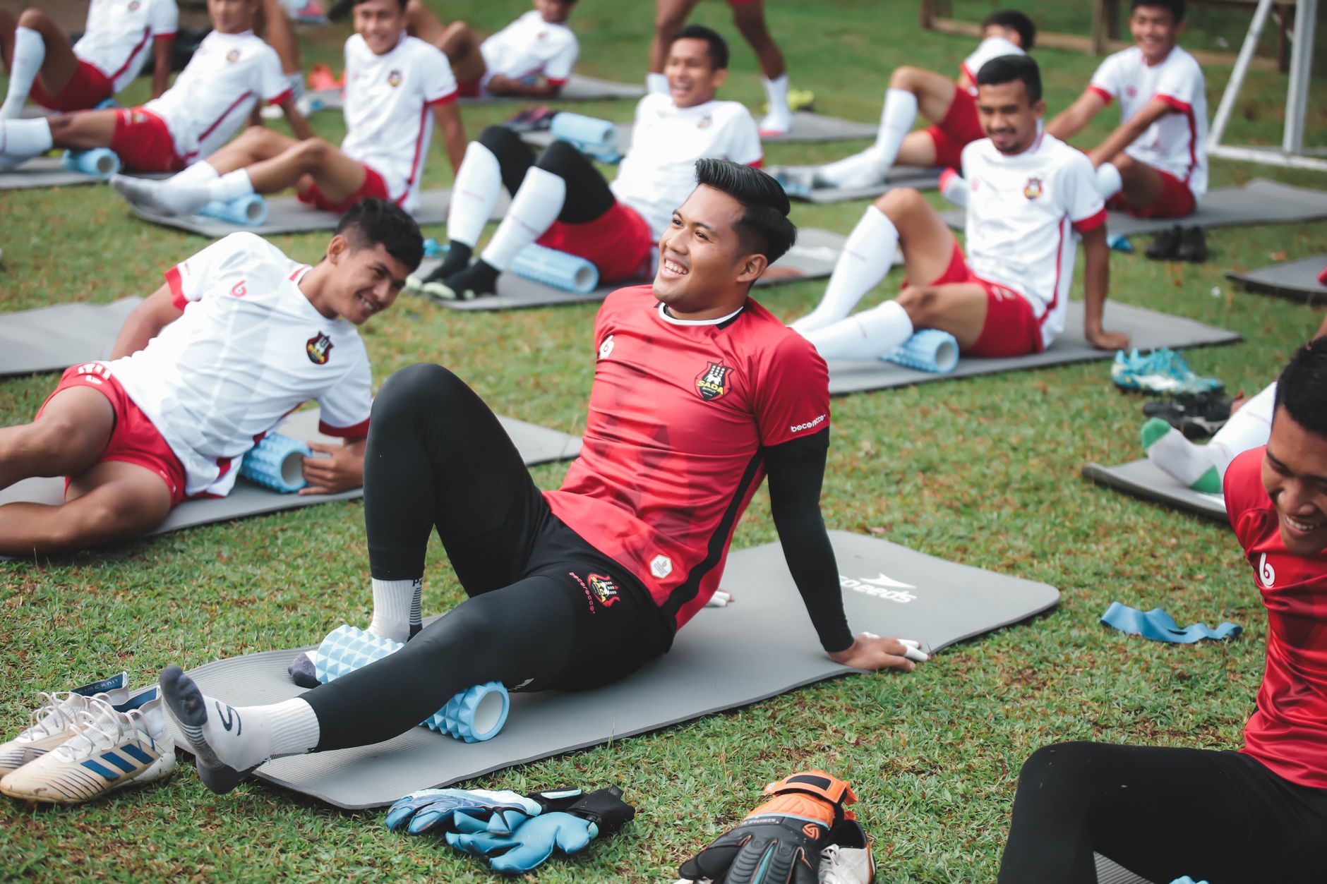 Orang berlari di trek pagi dengan semangat, menampilkan kebugaran dan kebersamaan dalam aktivitas olahraga