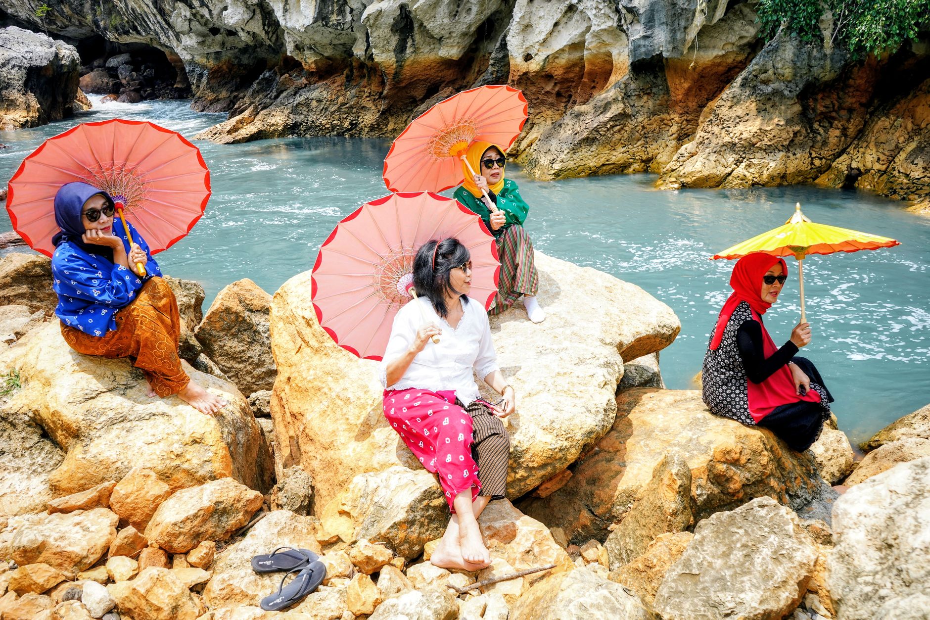 Pemandangan indah destinasi pariwisata alam Indonesia yang menakjubkan dan ramah wisatawan