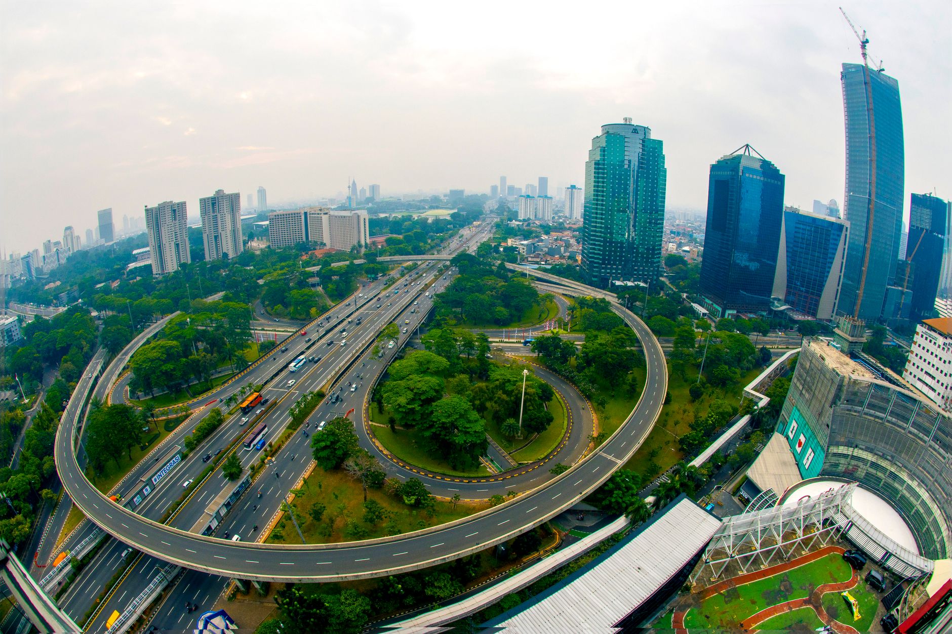 Pemandangan ikonik Jakarta dengan Gedung Sate, Monas, dan gedung-gedung pencakar langit di tengah hiruk pikuk ibukota...