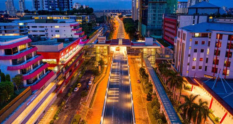 Pemandangan indah Subang, Jawa Barat, dengan sawah hijau dan pegunungan nan memesona