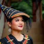 Pemandangan indah Subang dengan lumbung padi dan pegunungan hijau yang subur.
