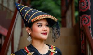 Pemandangan indah Subang dengan lumbung padi dan pegunungan hijau yang subur.