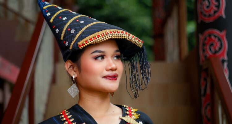 Pemandangan indah Subang dengan lumbung padi dan pegunungan hijau yang subur.