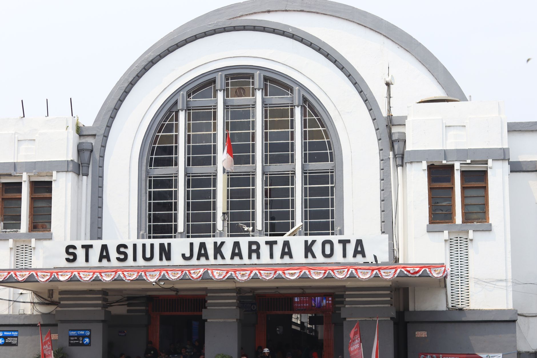 Pemandangan kota Bekasi dengan skyline modern dan sungai Citarum