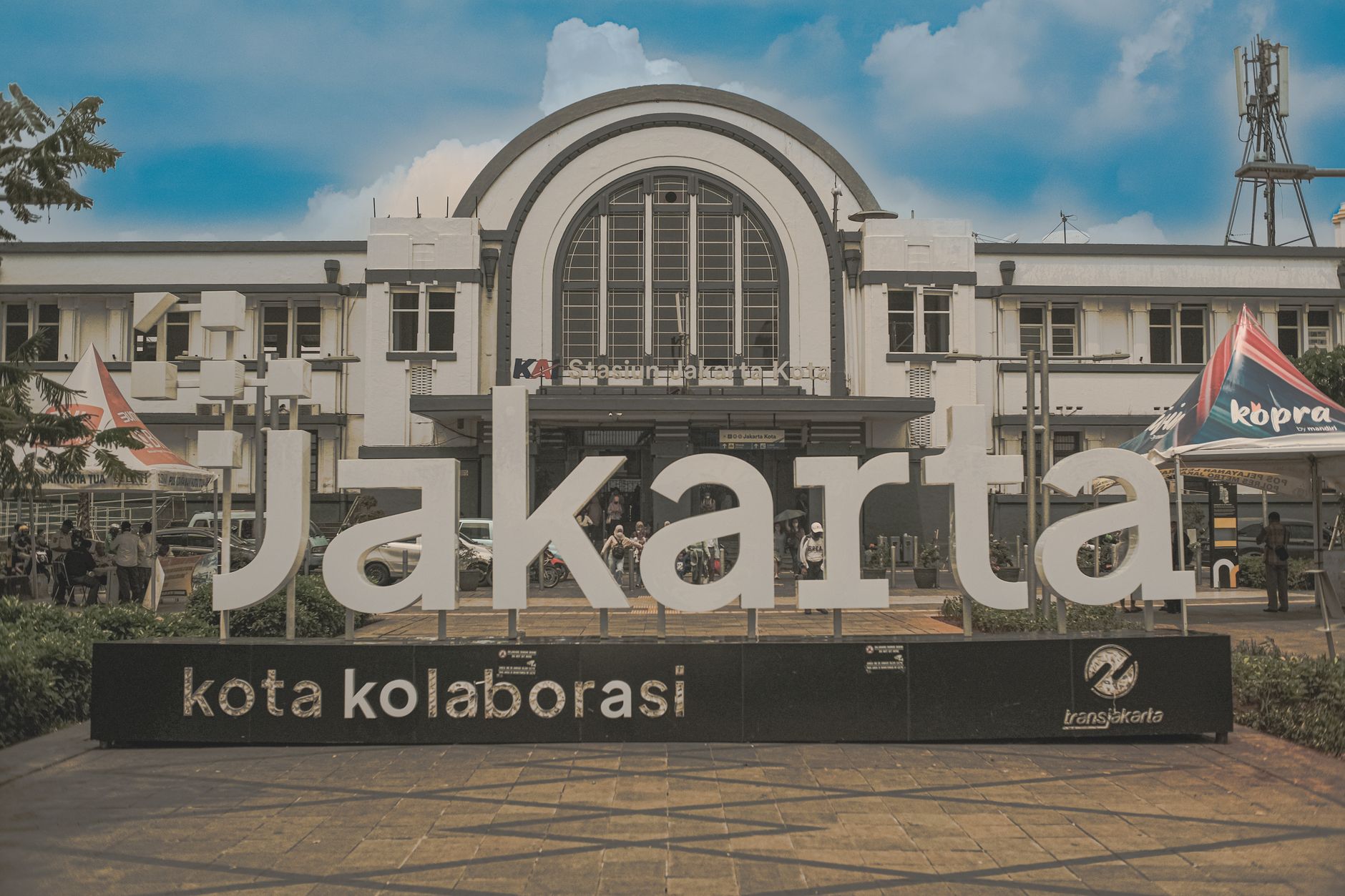 Kota Bekasi terlihat megah dari ketinggian dengan gedung pencakar langit dan perkembangan modern yang pesat
